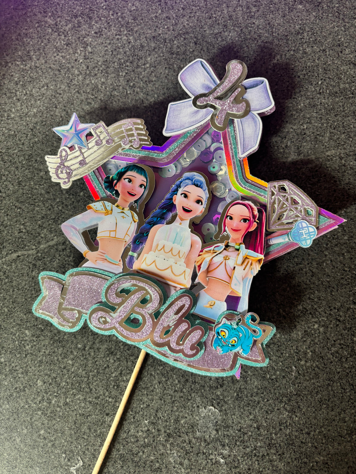 Cake Topper KPop et Nœud personnalisé – Décoration gâteau anniversaire