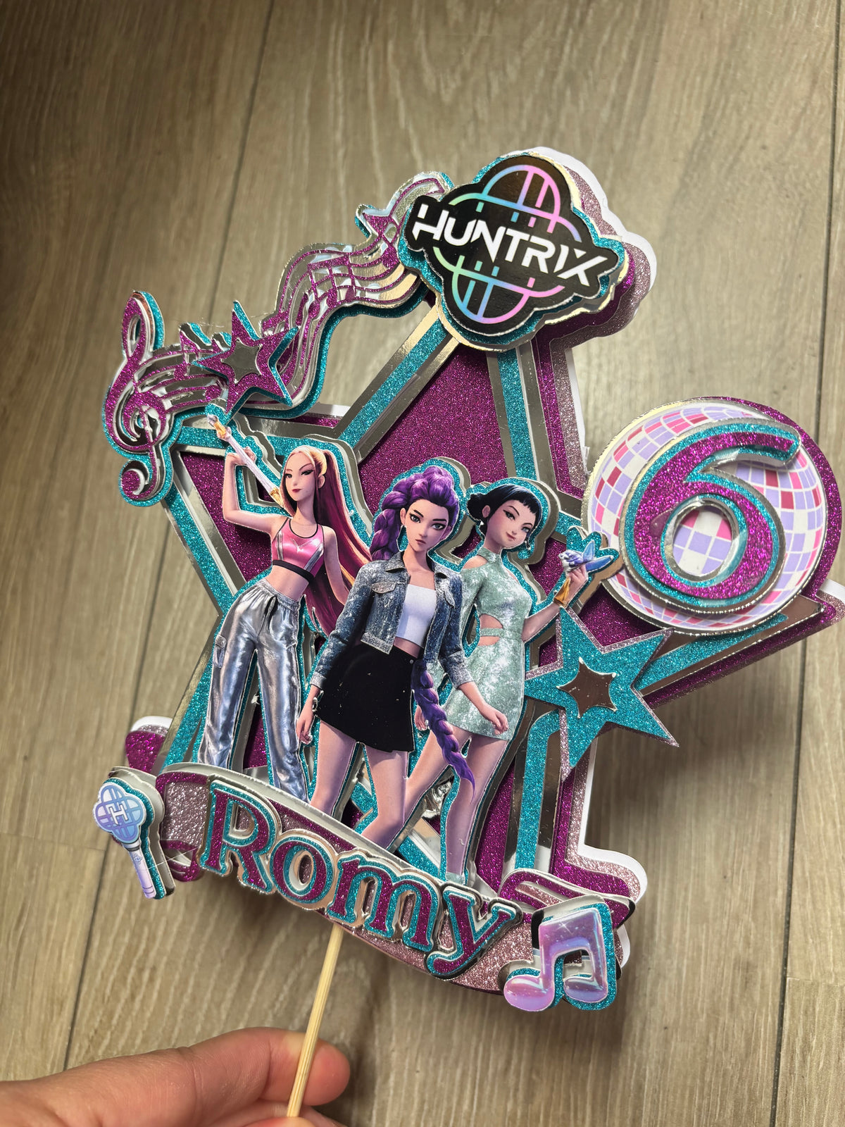 Cake Topper Huntrix personnalisé – KPop Demon Hunters – Décoration gâteau anniversaire