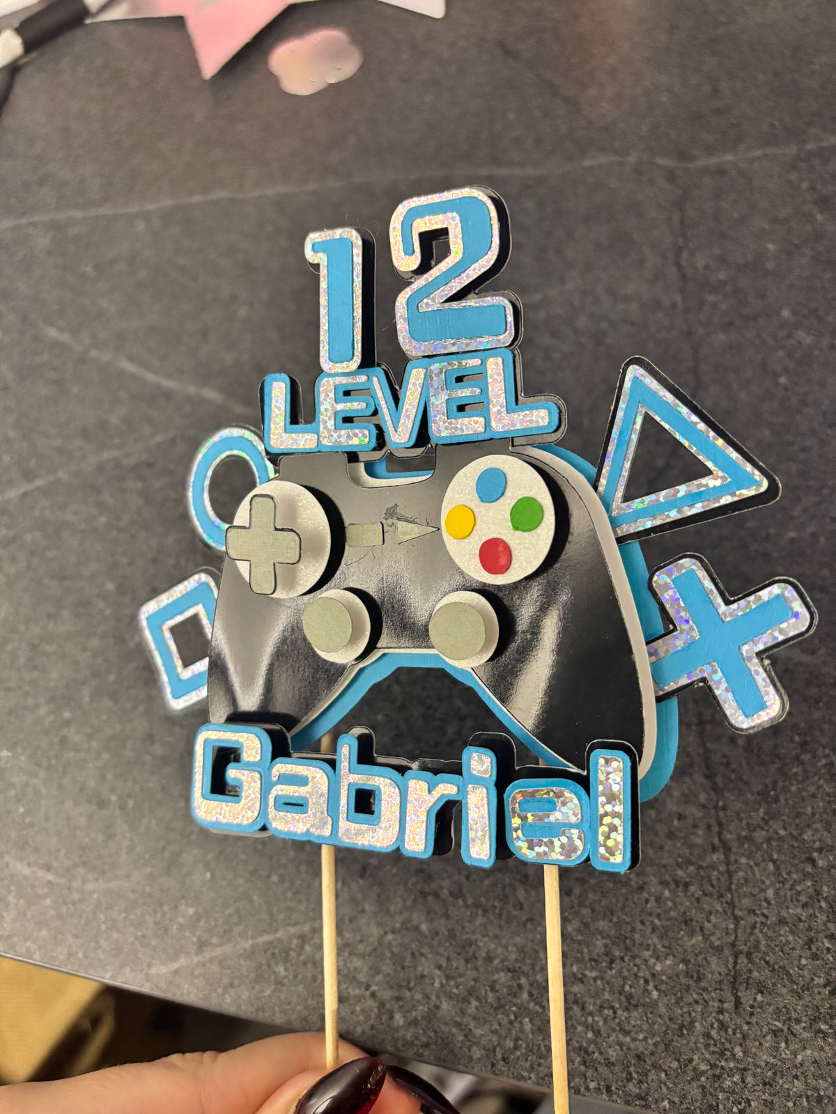Cake Topper Gaming personnalisé – Décoration gâteau anniversaire  Description courte