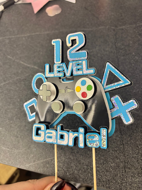 Cake Topper Gaming personnalisé – Décoration gâteau anniversaire  Description courte